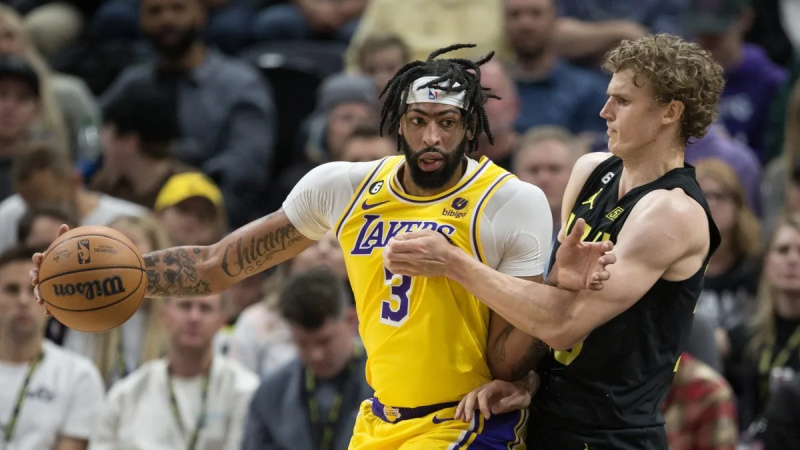   Lakers-Star Anthony Davis wird von Jazz-Stürmer Lauri Markkanen bewacht