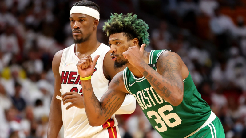   Marcus Smart (rechts) von den Celtics ist bereit für Heat-Star Jimmy Butler.